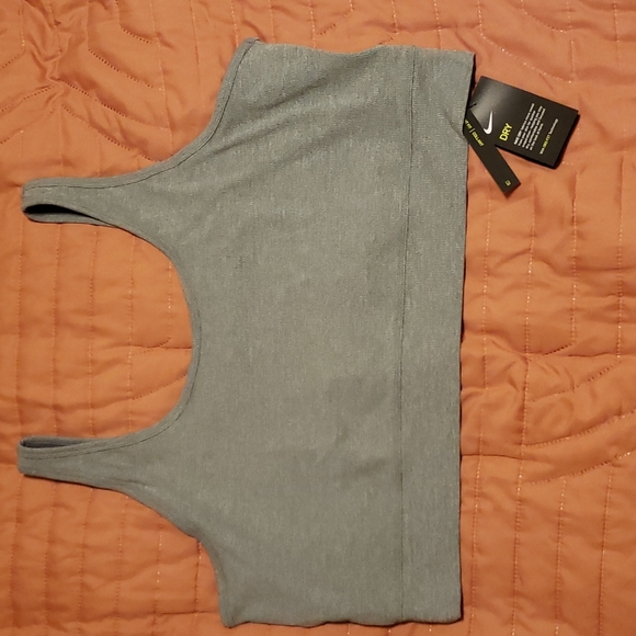 Womans sports bra - Picture 2 of 6